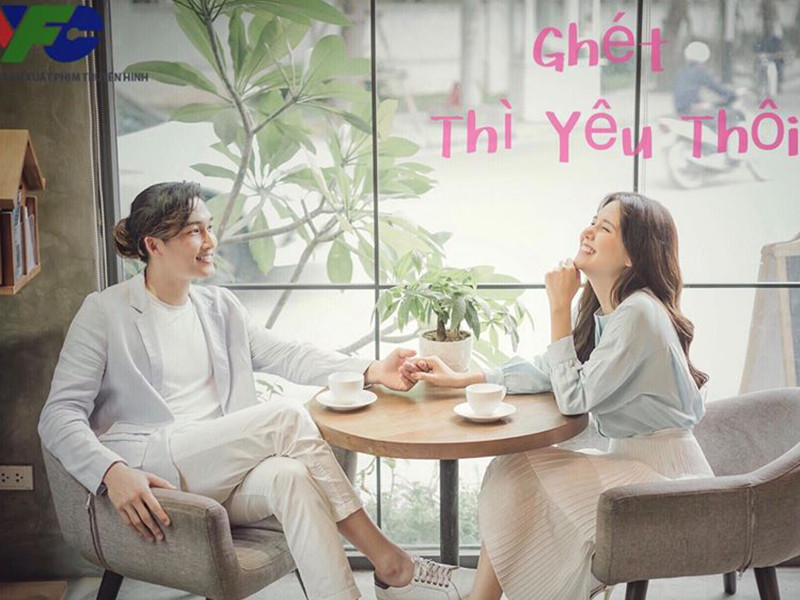 Đình Tú thường xuyên được đóng cặp với các nữ diễn viên xinh đẹp.