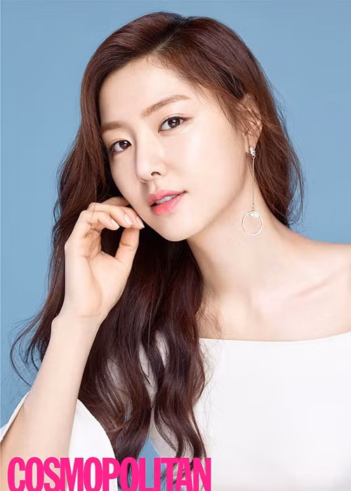 Cô từng đoạt giải Nữ diễn viên mới xuất sắc của đài MBC năm 2005, Nữ diễn viên xuất sắc đài KBS năm 2012, Nữ diễn viên xuất sắc đài SBS năm 2018.