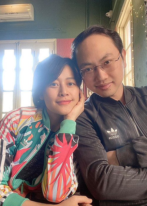 Ông xã của Phí Linh đang là Phó trưởng phòng tiếng Anh của VTV4 và đứng sau nhiều show nổi tiếng của VTV như: Talk Vietnam, Gala Ngày trở về…