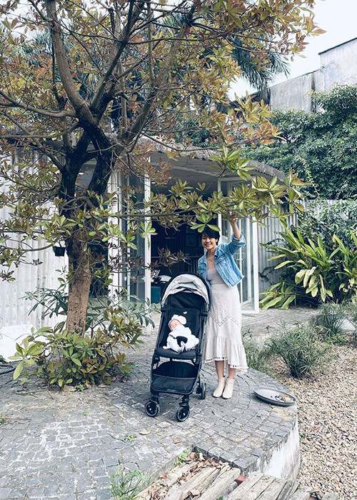 Mới đây, vợ chồng Phí Linh đưa con gái ra ngoại ô tận hưởng không khí trong lành.