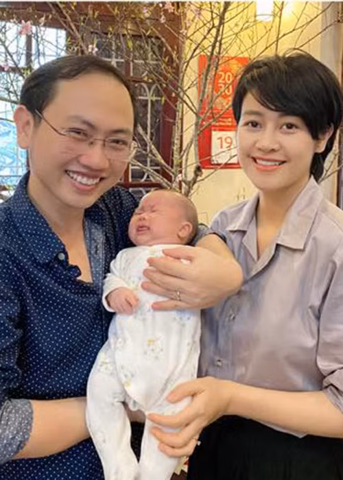 Vợ chồng nữ MC đón Tết Nguyên Đán bên con gái.