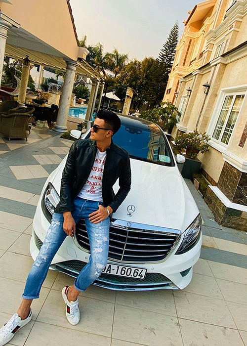 Tuy nhiên, gần đây, nam siêu mẫu "ra sức thả thính".