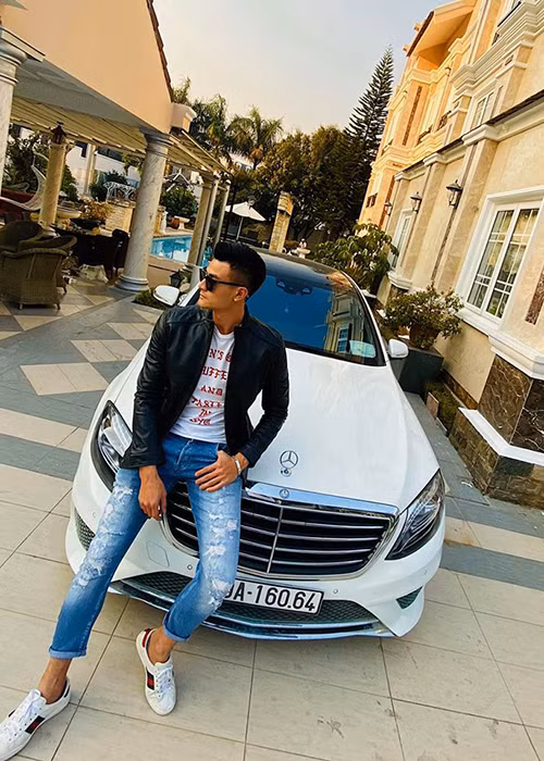 Tuy nhiên, gần đây, nam siêu mẫu "ra sức thả thính".