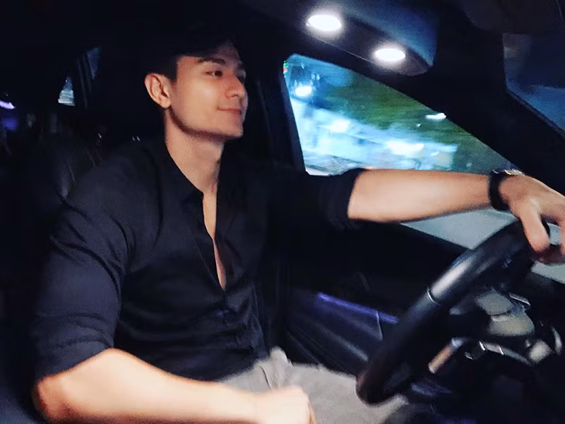 Anh gần như không xuất hiện trước công chúng, tham gia hoạt động nghệ thuật.