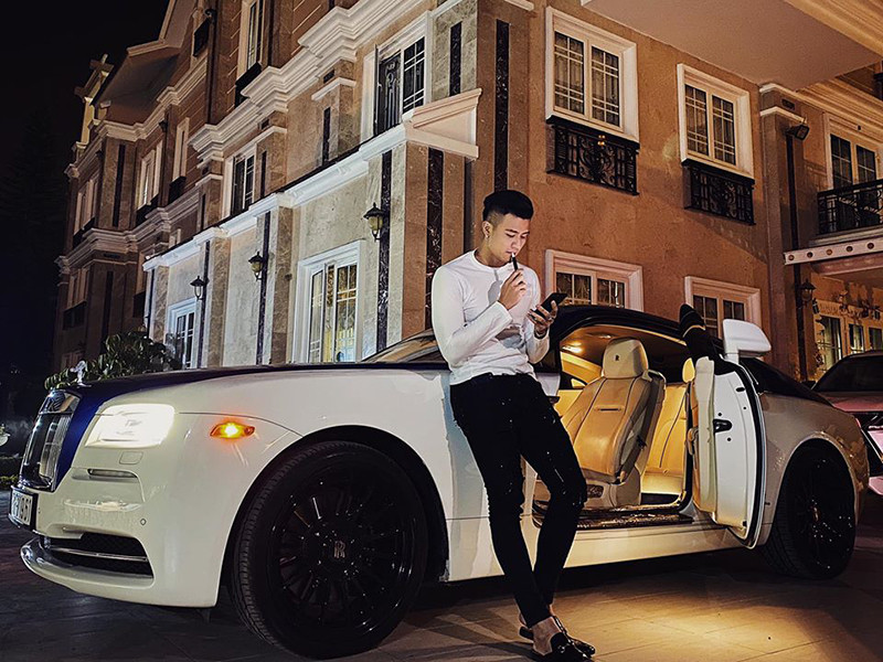 Khi mới vướng tin đồn chia tay Hoàng Thùy Linh, Vĩnh Thụy đăng tải những dòng trạng thái khá u ám.