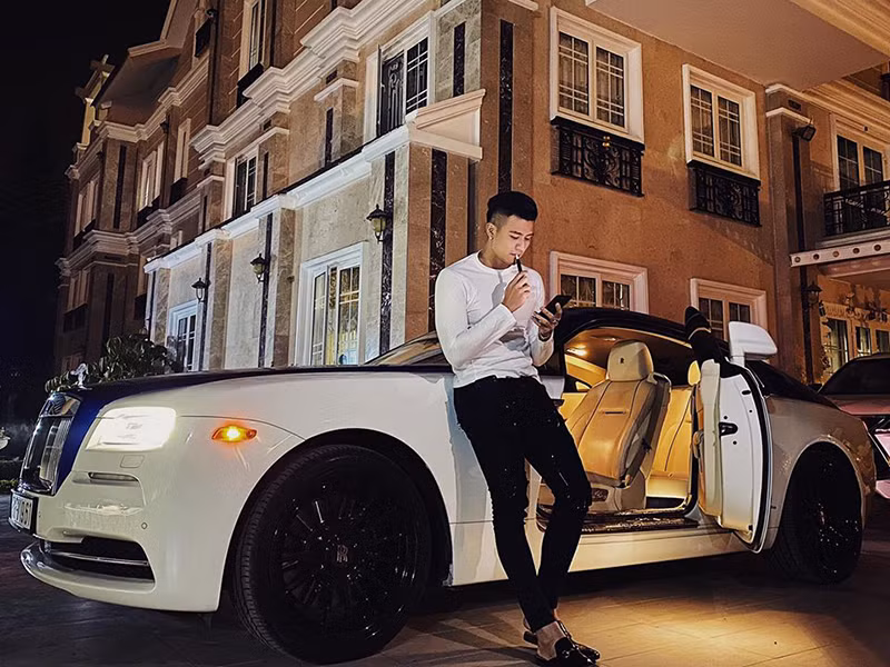 Khi mới vướng tin đồn chia tay Hoàng Thùy Linh, Vĩnh Thụy đăng tải những dòng trạng thái khá u ám.