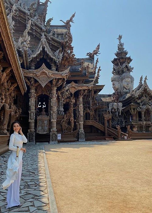 Người đẹp chuyển giới đến từ An Giang dường như đang áp dụng nước cờ của Hoàng Thùy tại Hoa hậu Hoàn vũ Thế giới 2019.