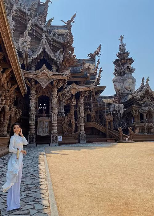 Người đẹp chuyển giới đến từ An Giang dường như đang áp dụng nước cờ của Hoàng Thùy tại Hoa hậu Hoàn vũ Thế giới 2019.