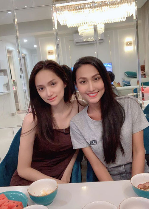 Trước khi lên đường dự thi, Hoài Sa gặp gỡ Hoa hậu Chuyển giới Quốc tế 2018 Hương Giang Idol để mong nhận được may mắn từ đàn chị.