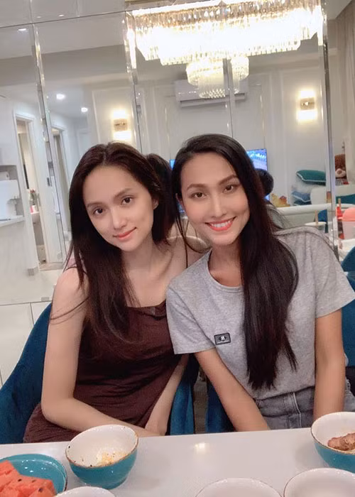 Trước khi lên đường dự thi, Hoài Sa gặp gỡ Hoa hậu Chuyển giới Quốc tế 2018 Hương Giang Idol để mong nhận được may mắn từ đàn chị.