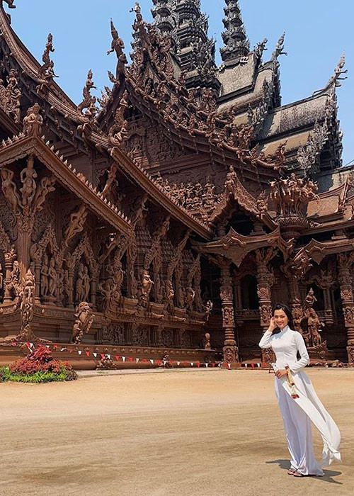 Cô đang đại diện Việt Nam tham gia cuộc thi Miss International Queen 2020 (Hoa hậu Chuyển giới Quốc tế 2020).