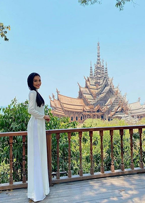 Giống Hoài Sa, Hoàng Thùy chọn mặc áo dài khi vừa bước vào đấu trường nhan sắc quốc tế.