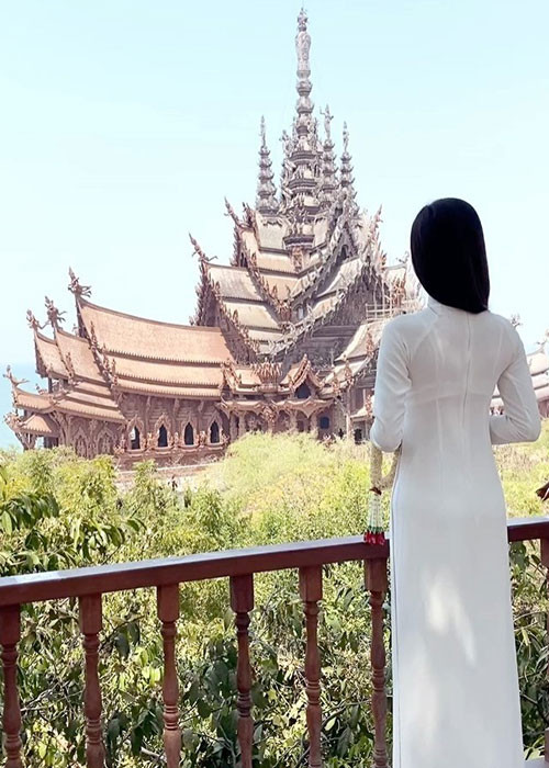 Mẫu áo dài của Hoài Sa được thực hiện bởi nhà thiết kế Nguyễn Việt Hùng.