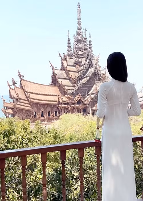 Mẫu áo dài của Hoài Sa được thực hiện bởi nhà thiết kế Nguyễn Việt Hùng.