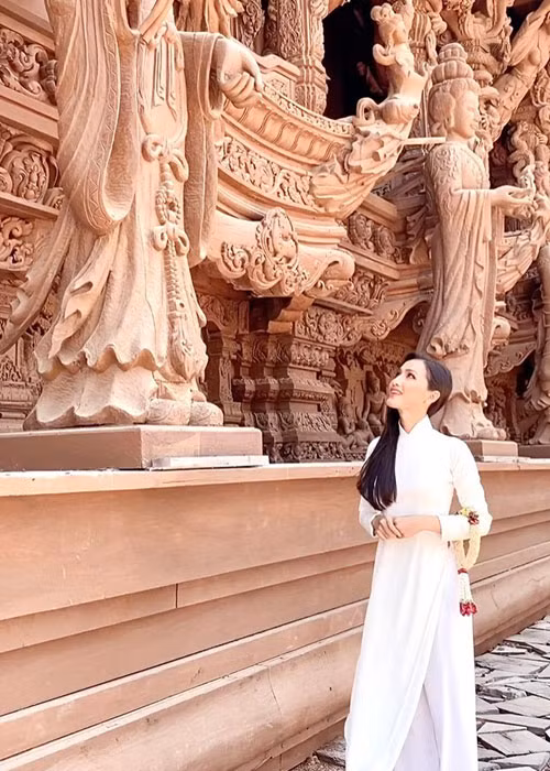 Hình ảnh Hoài Sa khoe vẻ đẹp dịu dàng khi khoác lên mình trang phục truyền thống.