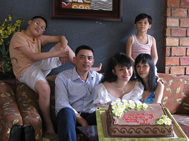 Lúc nhỏ, Tóc Tiên được chính mẹ ruột dẫn dắt trên con đường nghệ thuật. Tuy nhiên, khi Tóc Tiên trưởng thành, mẹ của cô lại muốn con gái làm bác sĩ.