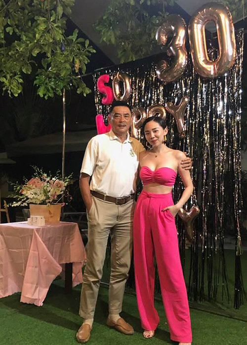 Trong một cuộc phỏng vấn, Tóc Tiên tiết lộ chỉ có bố là thoải mái, vui vẻ với Hoàng Touliver.