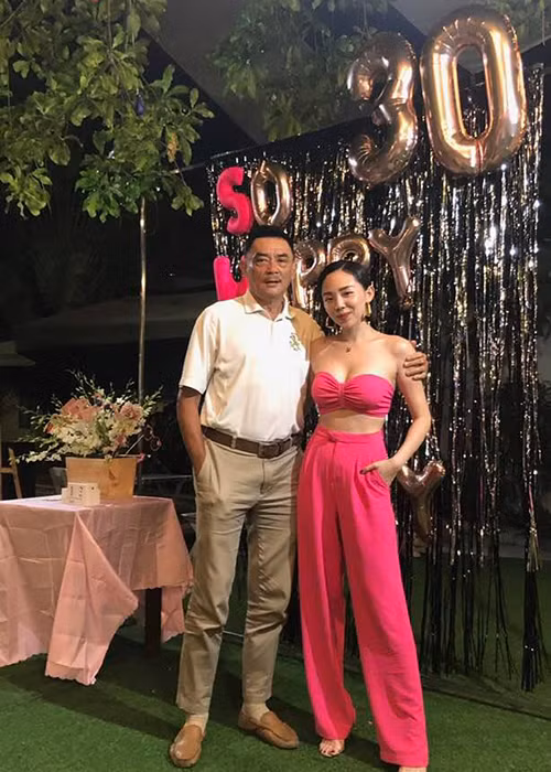 Trong một cuộc phỏng vấn, Tóc Tiên tiết lộ chỉ có bố là thoải mái, vui vẻ với Hoàng Touliver.