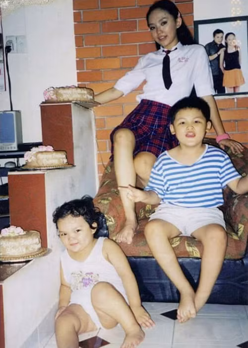 Nữ ca sĩ cảm thấy có lỗi vì ba chị em có ngày sinh nhật gần nhau nên bố mẹ thường tổ chức chung vào ngày sinh nhật của Tóc Tiên.