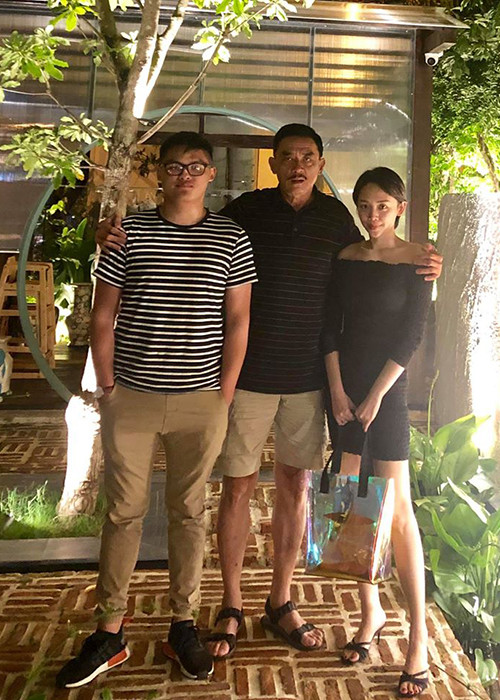 Tóc Tiên có hai cậu em trai, là con nhà nòi về học tập.