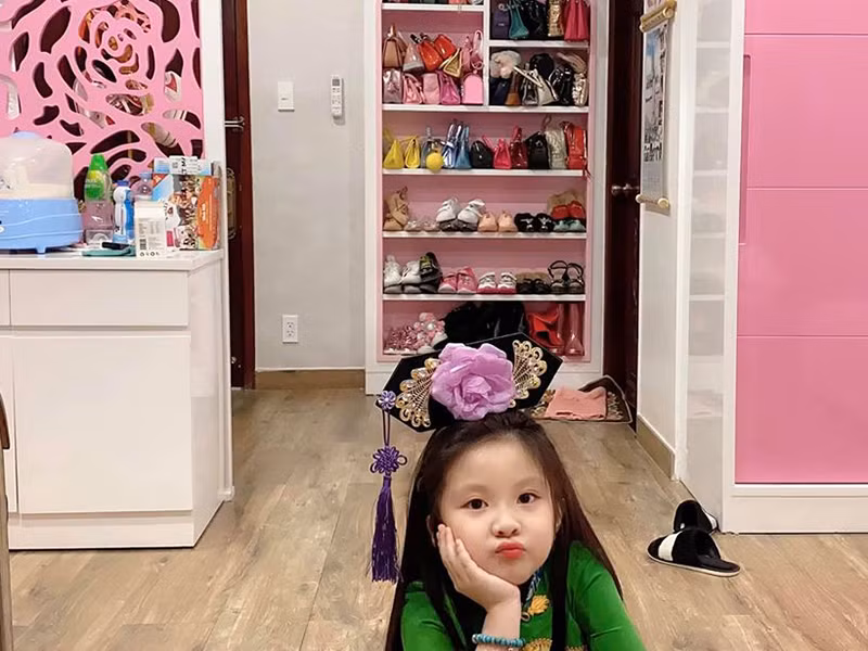 Sau khi được giới thiệu có mối quan hệ thân thiết với Lan Ngọc, bé Khả My càng được nhiều khán giả biết đến hơn.