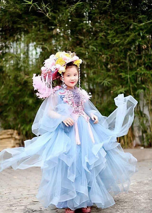 Cô nhóc gây ấn tượng với khuôn mặt bầu bĩnh, nụ cười hiền.