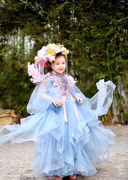 Cô nhóc gây ấn tượng với khuôn mặt bầu bĩnh, nụ cười hiền.