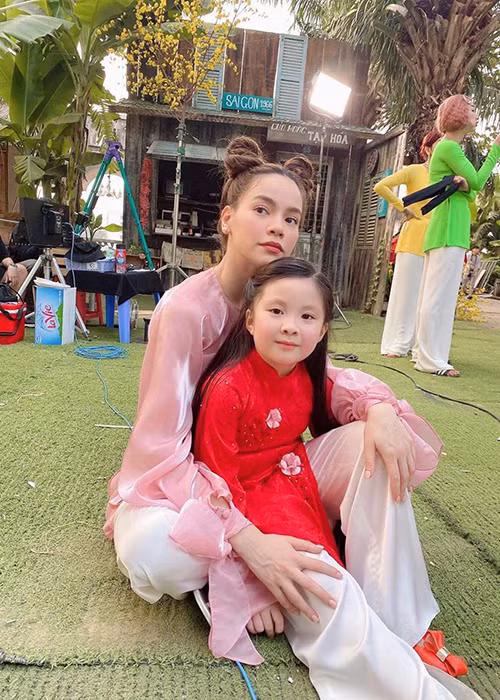 Bé Khả My từng tham gia diễn xuất trong MV "Điều ước mùa xuân" của Hồ Ngọc Hà.