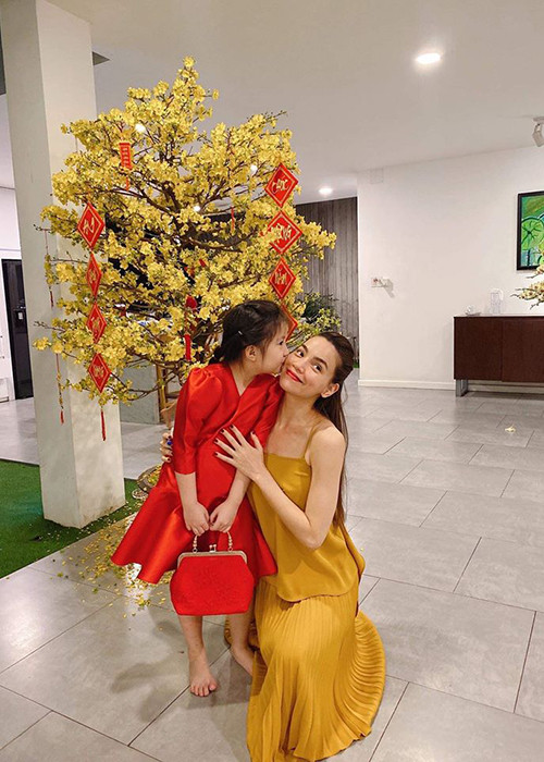 Trên trang cá nhân, bé Khả My không ít lần chia sẻ hình ảnh thân thiết bên nữ ca sĩ Hồ Ngọc Hà.