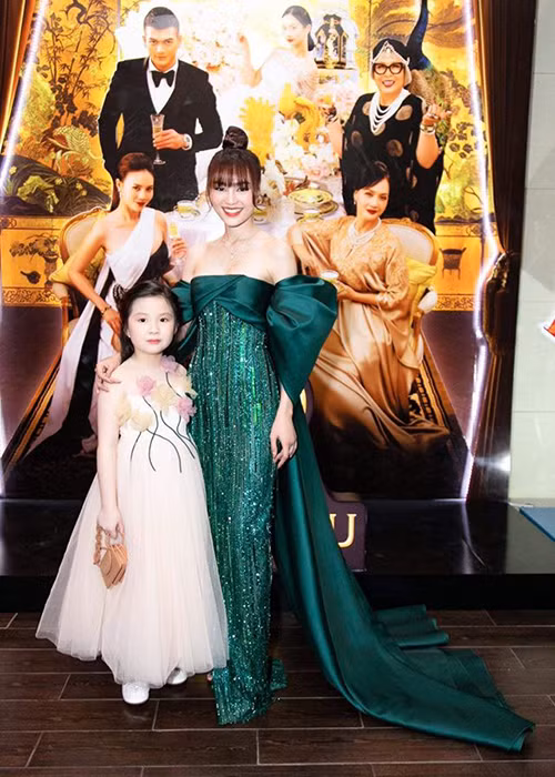 Nữ diễn viên "Gái già lắm chiêu 3" cũng cho biết, cháu gái mới 6 tuổi nhưng đã có năng khiếu diễn xuất.