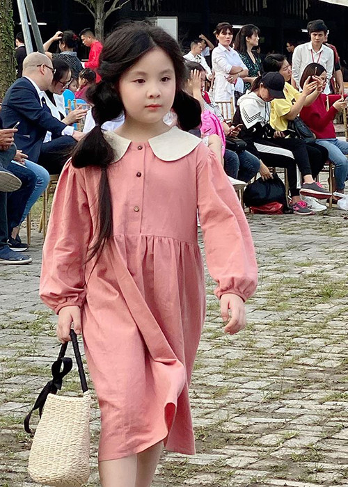 Vietnam Junior Fashion Week mùa 10 là sàn diễn catwalk đầu tiên mà Khả My tham gia.