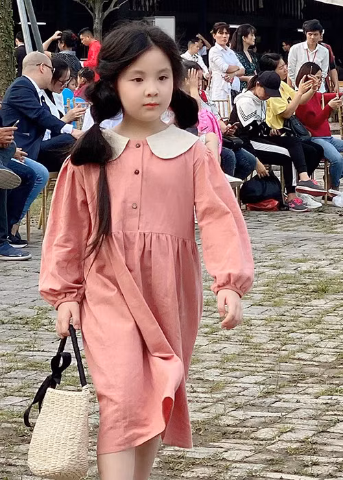 Vietnam Junior Fashion Week mùa 10 là sàn diễn catwalk đầu tiên mà Khả My tham gia.