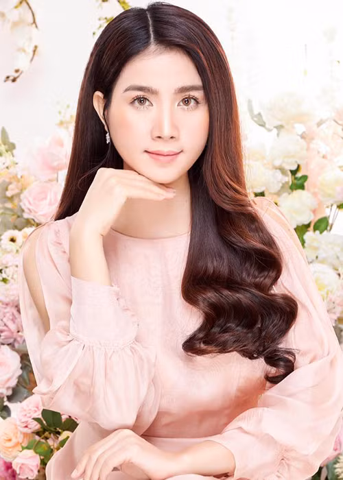 “Tôi bị một người thầy - mình rất kính nể trong nghề - dùng những lời nói ẩn ý và hành động đi quá giới hạn. Tôi rất ám ảnh và cuối cùng, chọn cách tránh né người thầy đó”, Kha Ly nói.