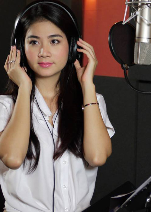 Kha Ly sinh năm 1985 tại An Giang. Cô từng theo học thanh nhạc tại Nhạc viện TP.HCM, đi hát ở phòng trà và từng phát hành album, MV.