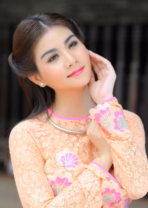 Hai năm sau, tình cờ Kha Ly gặp đoàn làm phim “Sóng gió cuộc đời” đang tìm diễn viên. Đến casting, cô được đạo diễn Châu Huế giao vai Liên.