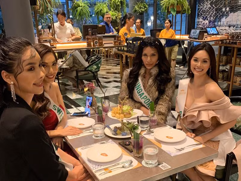 Từ khi tham gia cuộc thi đến nay, đại diện Philippines liên tục chọn trang phục tôn lên tối đa vẻ gợi cảm.