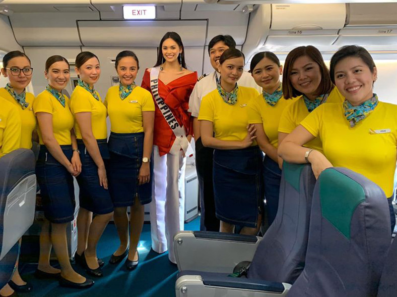 Hình ảnh Jess được các đồng nghiệp tiễn lên đường thi nhan sắc tại Thái Lan.