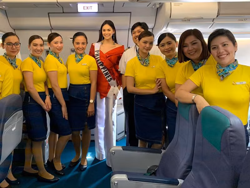 Hình ảnh Jess được các đồng nghiệp tiễn lên đường thi nhan sắc tại Thái Lan.