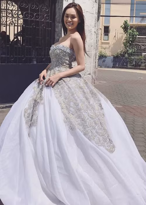 Cô từng giành vương miện The Queen Philippines Universe 2019 và Ms Gay Mandaue 2018.