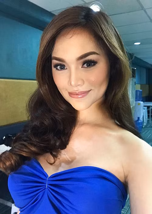 Jess đã tốt nghiệp ngành Vật lý trị liệu. Hiện tại, cô là một tiếp viên hàng không.