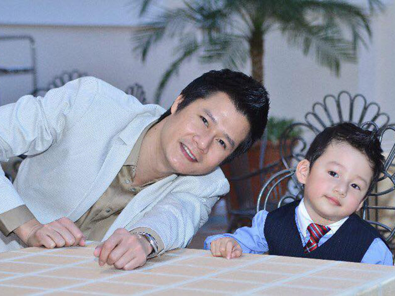 Cuoc song cua con trai Quang Dung - Jennifer Pham sau khi bo me ly hon