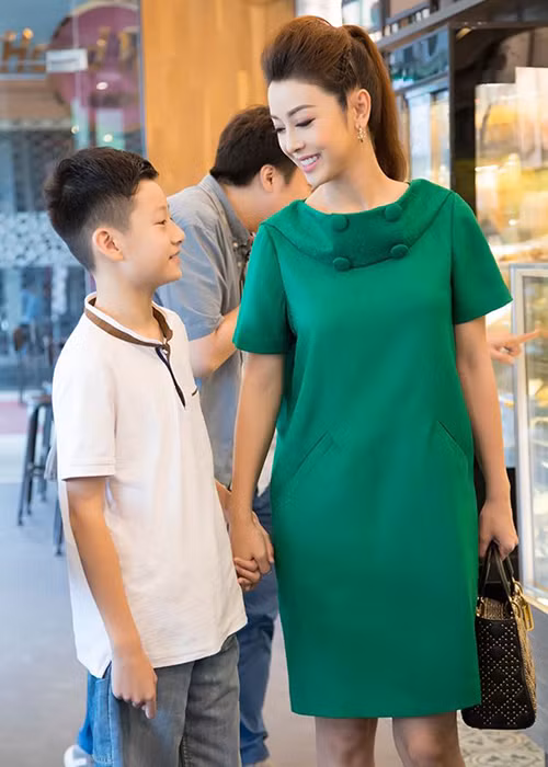 Năm 2018, bé Bảo Nam đồng ý về Việt Nam sống cùng mẹ, bố dượng và các em.