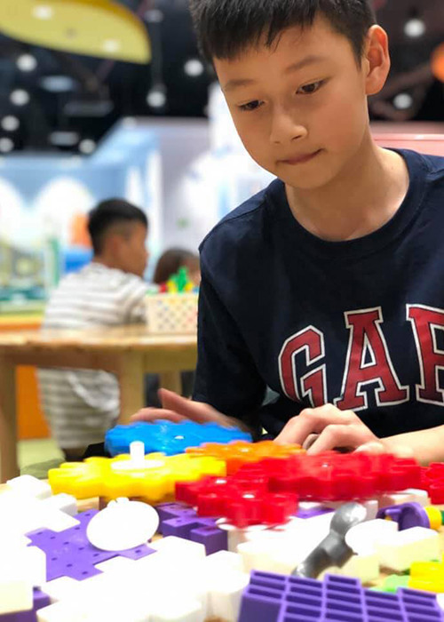 Theo lời kể của Quang Dũng, con trai hiền, ít nói, ít biểu hiện ra bên ngoài nhưng rất tình cảm.