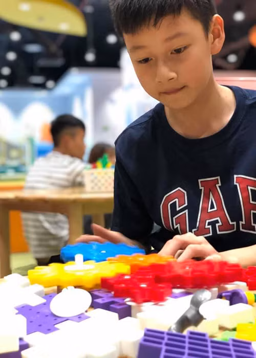 Theo lời kể của Quang Dũng, con trai hiền, ít nói, ít biểu hiện ra bên ngoài nhưng rất tình cảm.