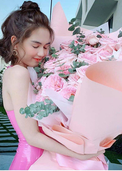 Sau vài tháng chia tay bạn trai đại gia hơn nhiều tuổi, Ngọc Trinh bị cho là liên tục ngầm khoe tình yêu mới. Đáng chú ý, một số khán giả đặt nghi vấn Ngọc Trinh hẹn hò trai trẻ. Nghi ngờ xuất phát từ việc Ngọc Trinh đăng dòng trạng thái nhớ nhung: "Ngủ dậy nhớ cậu nhóc yêu" hay khoe bó hoa ngày Valentine kèm chú thích “Cảm ơn cậu nhóc”, hoặc gần đây đăng ảnh bên người giấu mặt đồng thời viết: "Cậu gấu".