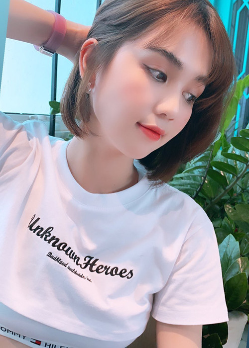 Nhiều khán giả cho rằng gu bạn trai của người đẹp gốc Trà Vinh đang dần thay đổi. Cô có lẽ thích yêu những người trẻ trung hơn là trung niên như trước đây.