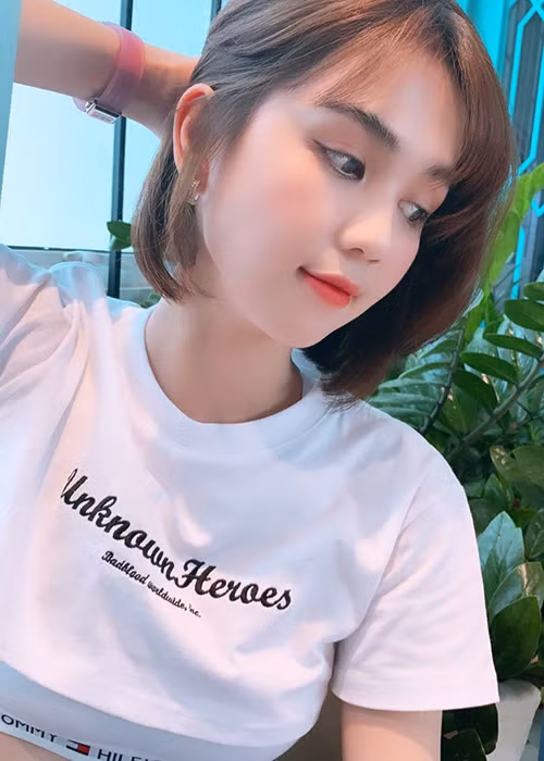 Nhiều khán giả cho rằng gu bạn trai của người đẹp gốc Trà Vinh đang dần thay đổi. Cô có lẽ thích yêu những người trẻ trung hơn là trung niên như trước đây.