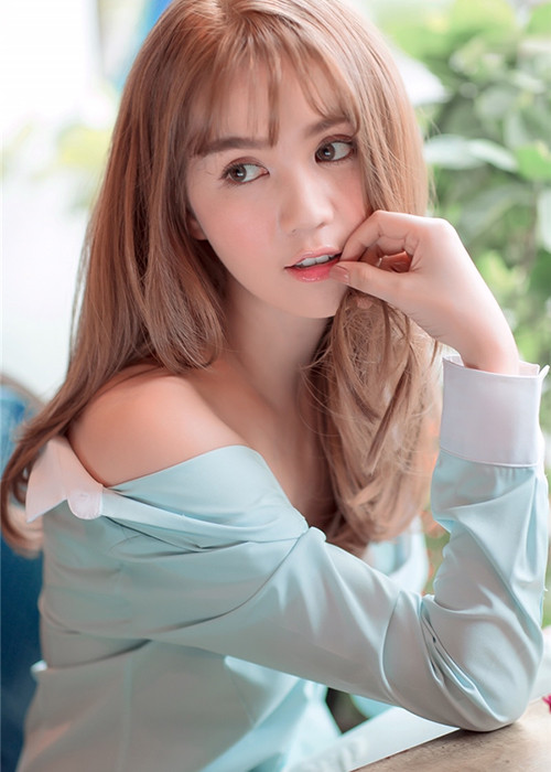 Đối với Ngọc Trinh, đàn ông lớn tuổi, chững chạc, có thể là chỗ dựa vững chắc, an toàn, không ham vui hay ra ngoài tìm người khác mà chỉ dành tình cảm cho mình cô.