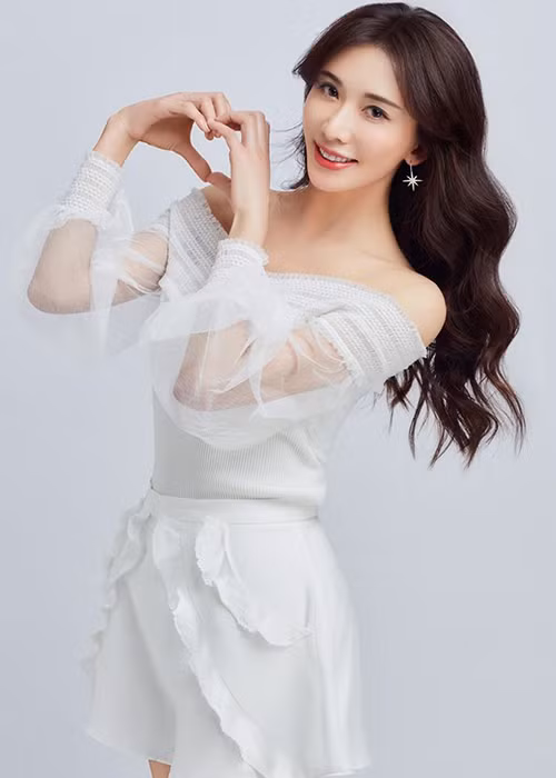 Nếu như Ngọc Trinh xuất thân trong gia đình nghèo khó, Lâm Chí Linh được sinh ra trong gia đình trung lưu tri thức.