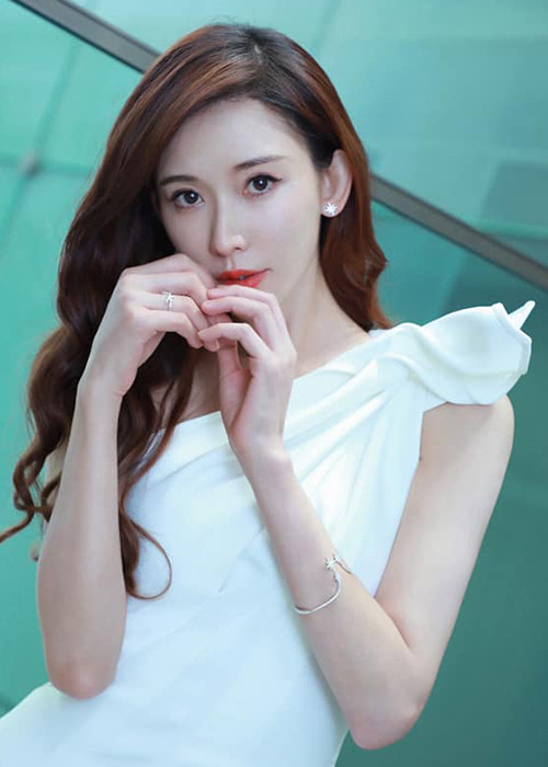 Siêu mẫu xứ Đài từng tốt nghiệp Đại học Toronto vào năm 1997 với hai bằng cử nhân ngành Lịch sử Nghệ thuật Phương Tây và Kinh tế.